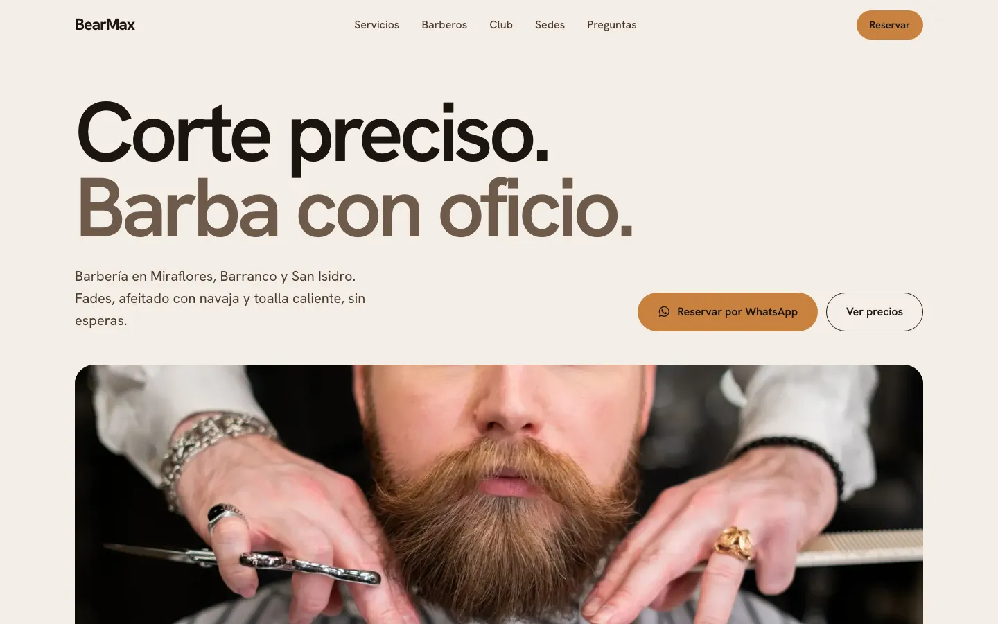 Portada de la barbería BearMax con un barbero perfilando una barba