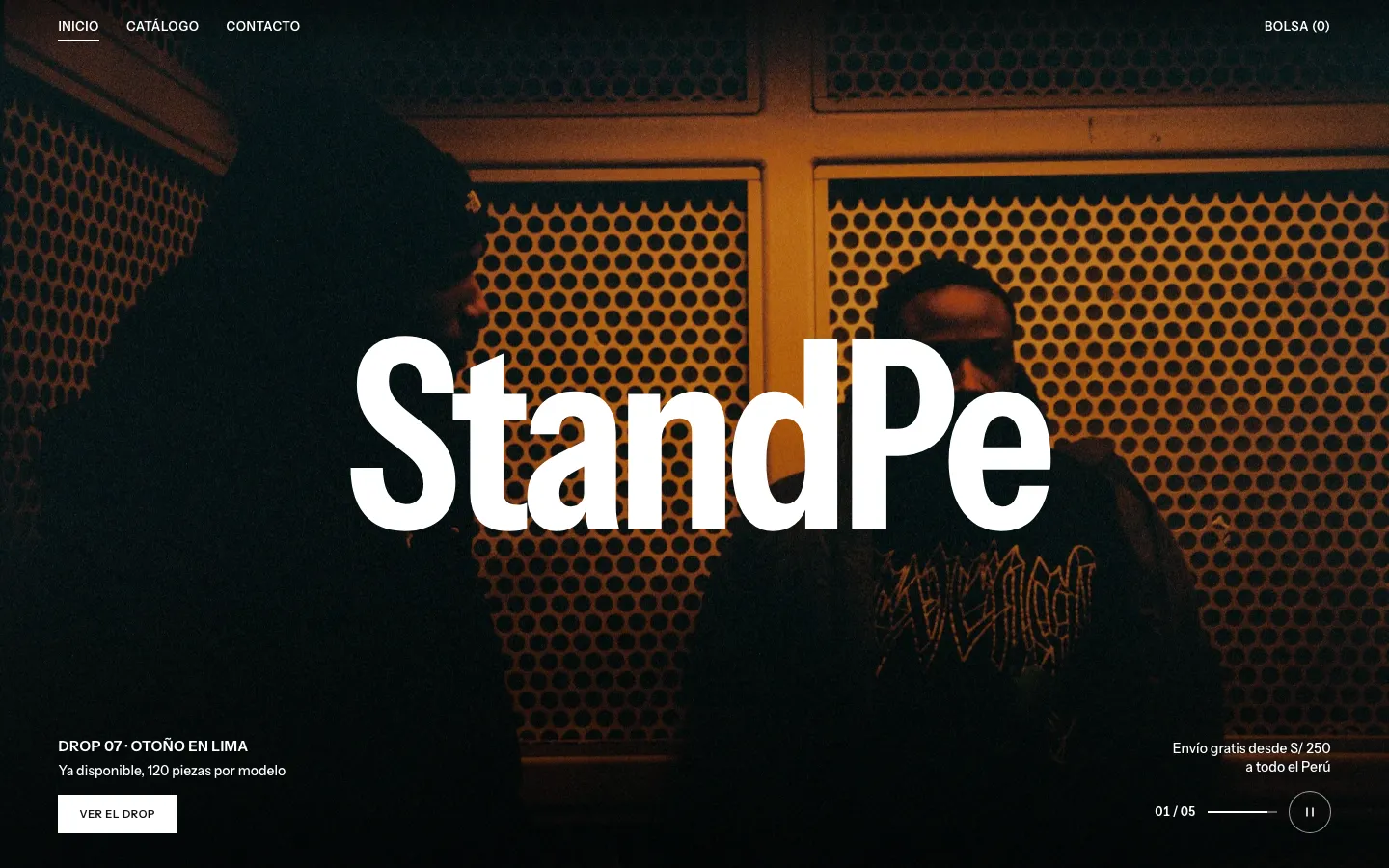 Portada de la tienda StandPe con su nombre sobre una foto de campaña oscura