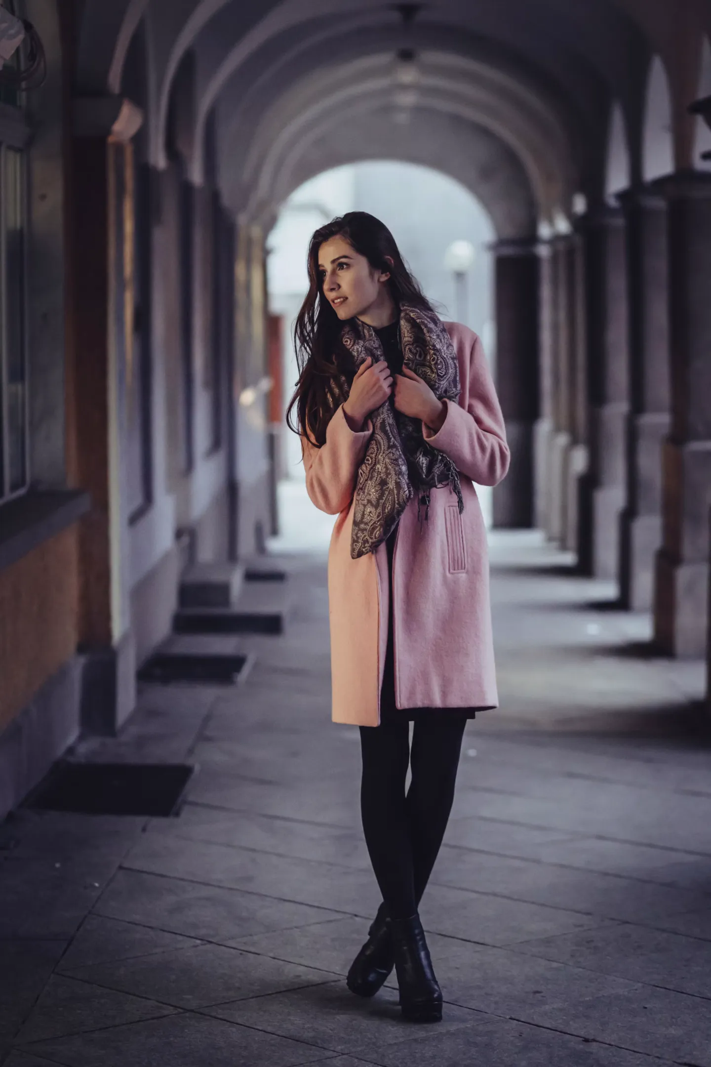 Modelo con abrigo rosa en la portada de Vincce